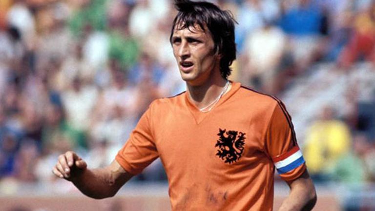 Johan Cruyff, vistiendo su jersey de Holanda con las dos rayas