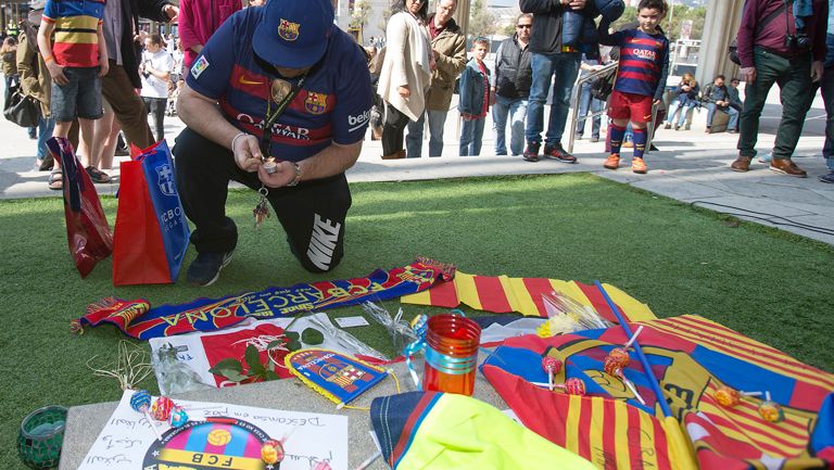 Aficionado del Barcelona aporta para un altar de Cruyff