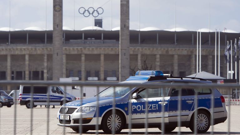 Policía reguarda el Estadio Olímpico de Berlín