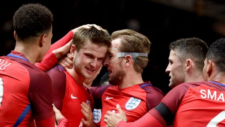 Eric Dier es felicitado por sus compañeros tras anotar el gol de la victoria