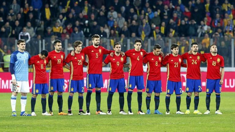 El equipo español, durante el minuto de silencio 