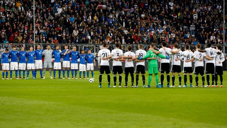 Jugadores de ambos equipos se abrazan en el homenaje