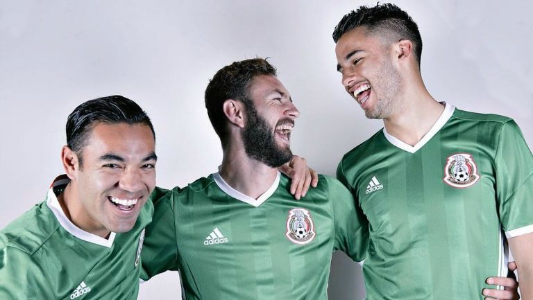 Fabián, Layún y Reyes posan con la Verde