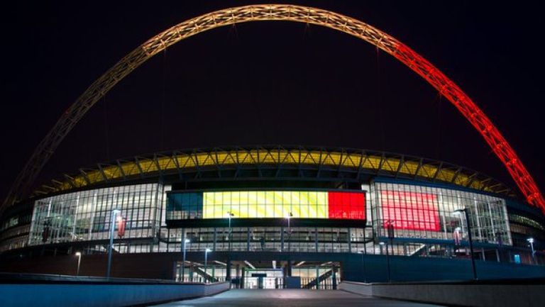 Fachada de Wembley muestra los colores de la bandera belga