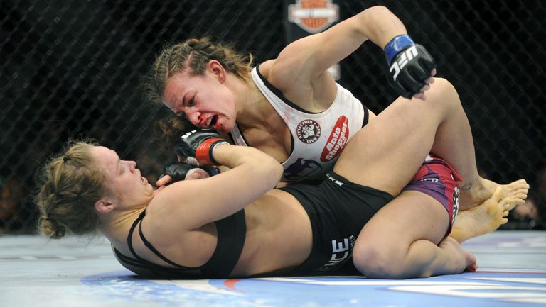 Tate golpea a Rousey en el evento UFC 168