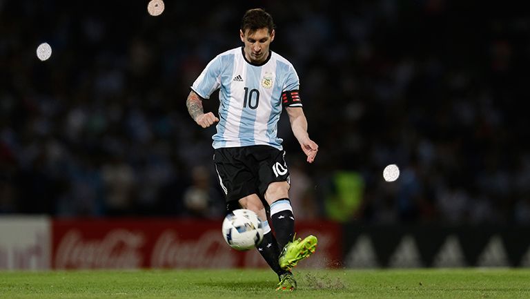 Messi se prepara para cobrar un penalti