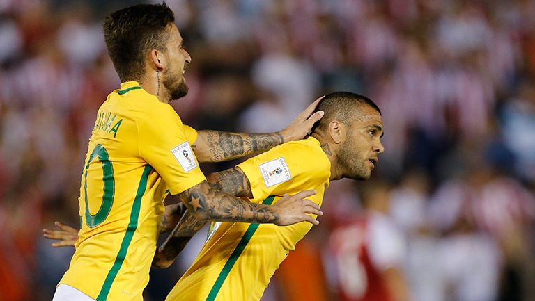 Dani Alves celebra tras marcar el gol del empate contra Paraguay