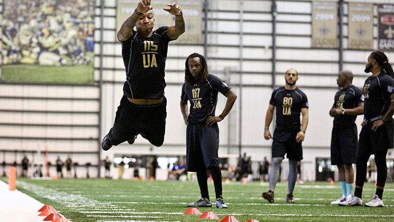 Jugador salta durante el Combine regional de la NFL