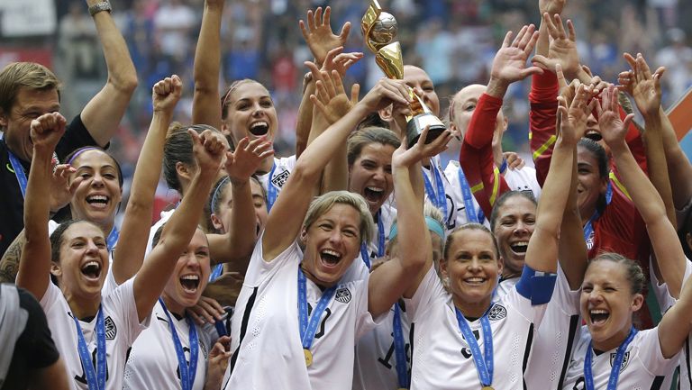 Jugadores de EU celebran el campeonato del mundo