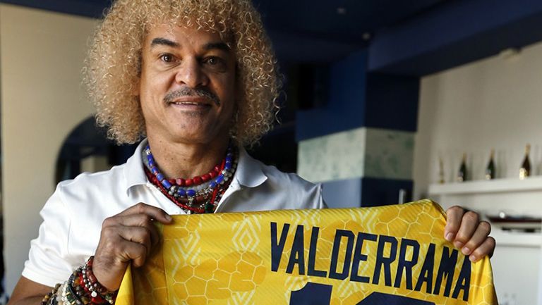 Valderrama, mostrando el jersey de colombia