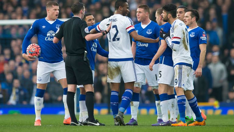 Diego Costa reclama al árbitro en el duelo contra Everton