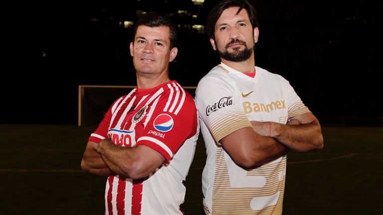 Ramírez y Fonseca posan con las playeras de Chivas y Pumas