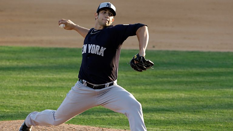 Luis Cessa, lanzando durante un partido de pretemporada