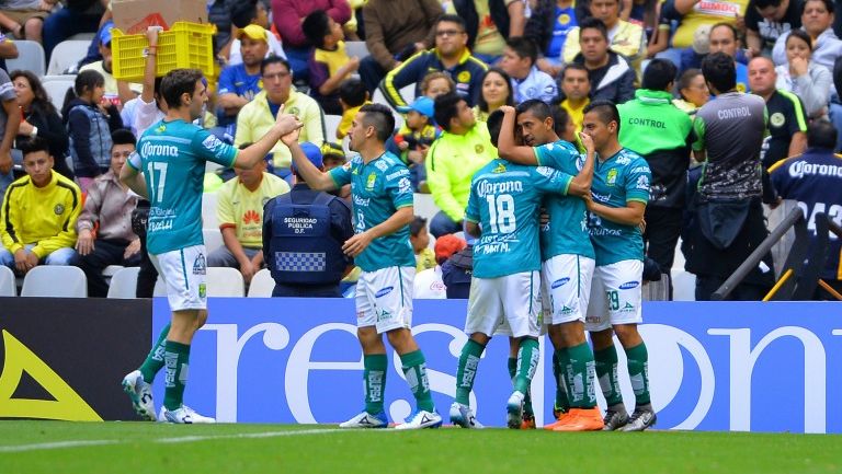 Los jugadores de León celebran una anotación frente al América