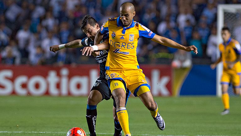 Guido Pizarro, cubriendo el balón en partido contra Gallos de Concachampions