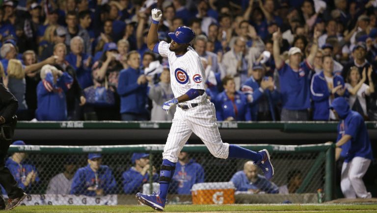 Dexter Fowler corre hacia home después de un cuadrangular