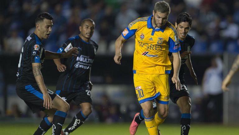 Gignac conduce el balón en juego contra Gallos Blancos 