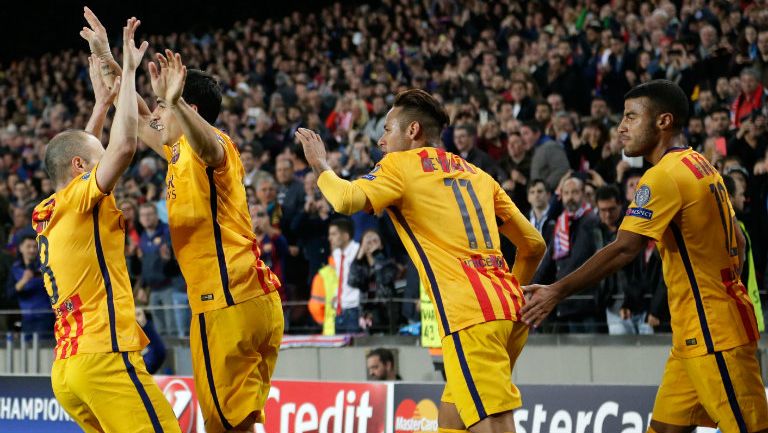 Jugadores del Bacelona festejan un gol contra el Atlético