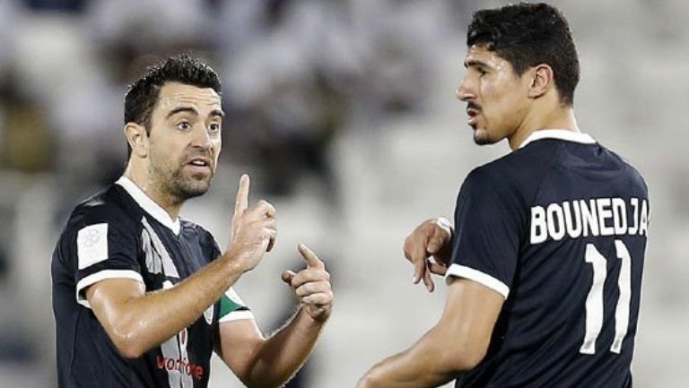 Xavi da indicaciones en el medio campo con el Al- Sadd 