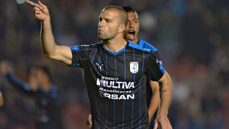 Tito Villa celebra un gol con la camiseta de Gallos