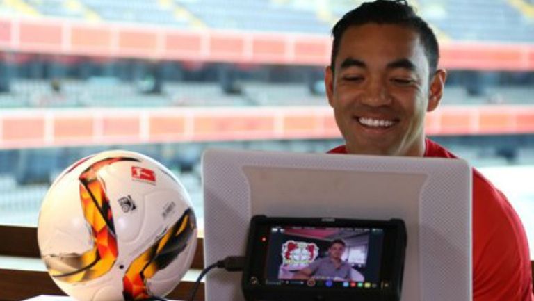 Marco Fabián habla por videochat con Chicharito