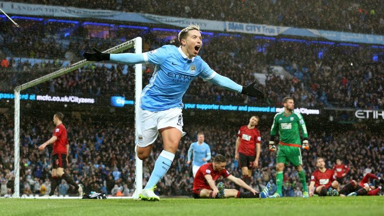 Nasri festejando su anotación en Etihad