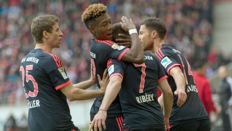 Ribery y Alaba celebran uno de los goles del Bayern Munich