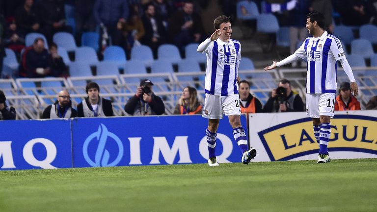 Vela y Oyarzabal festejan luego del 1-0 para la Real Sociedad