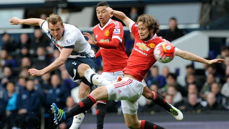 Kane saca un disparo en el partido frente al United