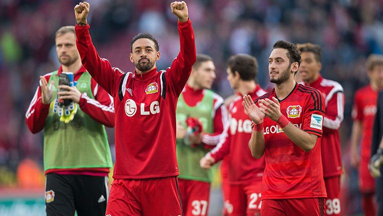 Jugadores de Bayer celebran la victoria sobre Köln 