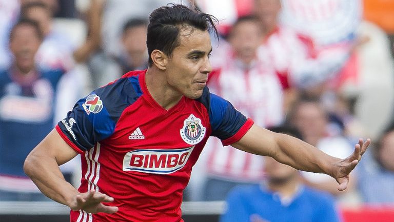 Omar Bravo festeja tras marcar su primer gol en el torneo