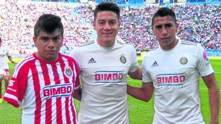 El joven se toma una foto con Michael Pérez y José Ramírez