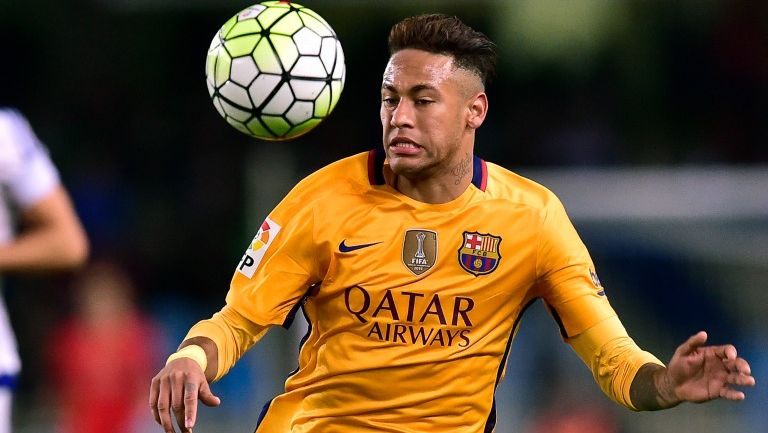 Neymar controla el balón en un juego del Barcelona