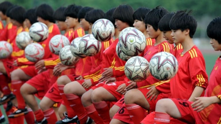 Niños chinos dominan el balón