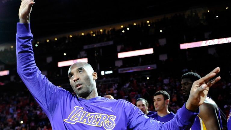 Kobe Bryant saluda a los aficionados