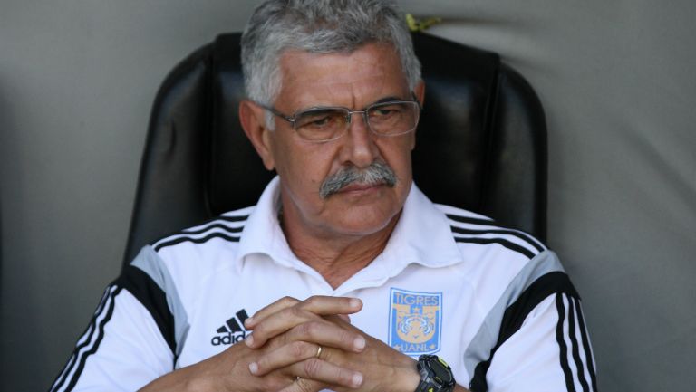 Ferretti observa un partido desde la banca