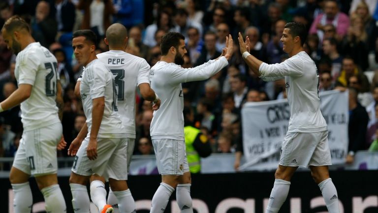 Jugadores del Real Madrid festejan un gol