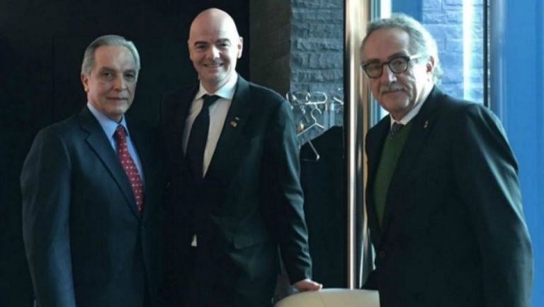 Decio posa con Infantino durante un Congreso de FIFA