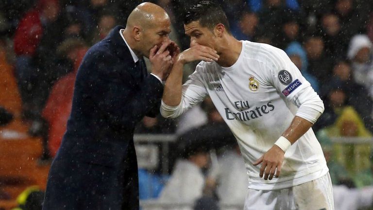 Zidane charlando con Cristiano Ronaldo en el campo