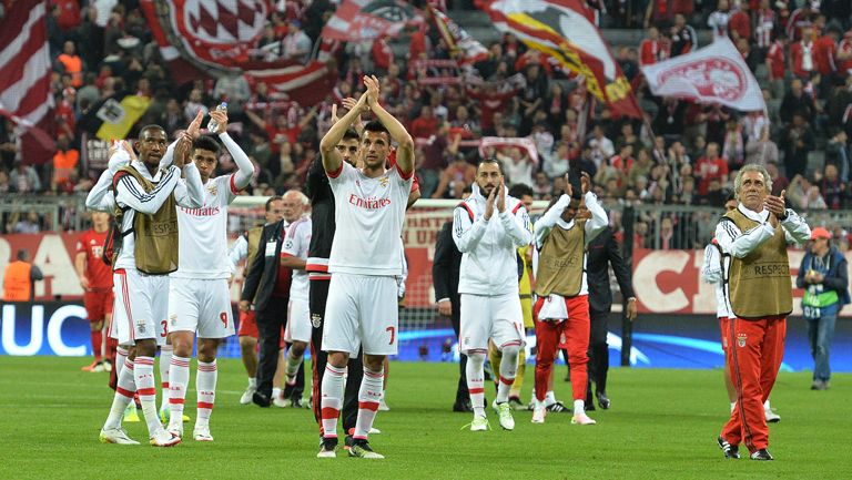 Jugadores del Benfica agradecen tras el duelo de Ida contra Bayern