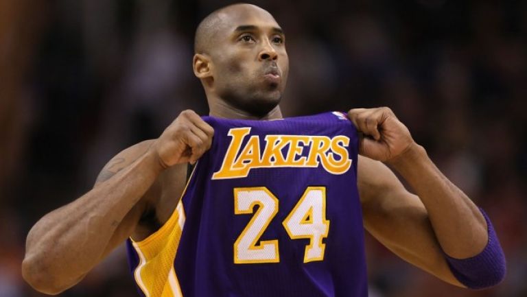 Bryant presume su jersey de los Lakers