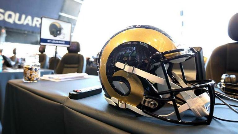 Casco de los Carneros de Los Angeles en el draft del año pasado