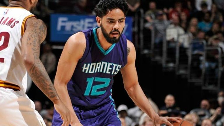 Jorge Gutiérrez jugando con los Hornets de Charlotte