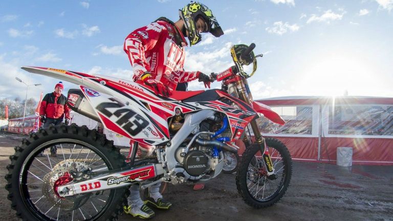 Gajser posa con su motocicleta tras conseguir la 'pole'