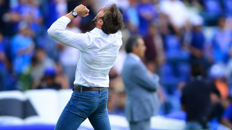 Luis Zubeldía festeja con euforia victoria contra Cruz Azul