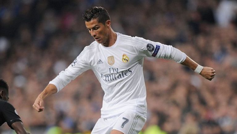 CR7 intenta superar a un defensor