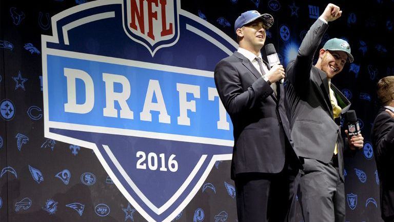 Goff y Wentz tras ser seleccionados en el Draft