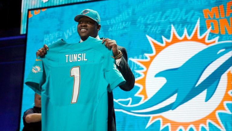 Laremy Tunsil durante el Draf de NFL 2016