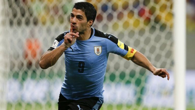 Luis Suárez festeja una anotación con Uruguay