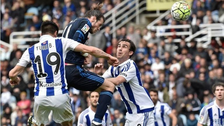 Bale cabecea el balón para abrir el marcador